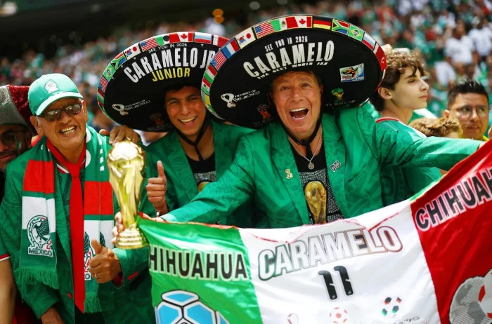 Sahada futbol, trib&uuml;nde karnaval var
