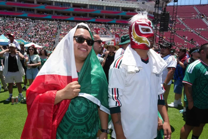 Sahada futbol, trib&uuml;nde karnaval var