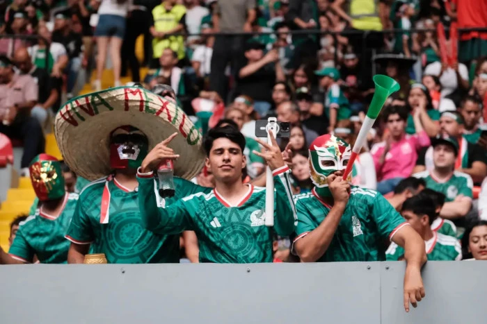 Sahada futbol, trib&uuml;nde karnaval var
