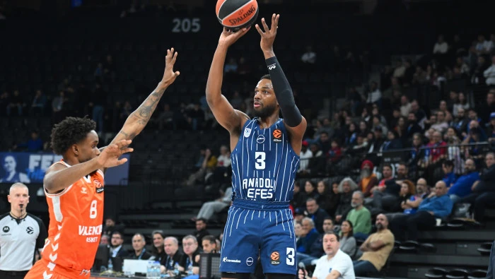 Anadolu Efes 9 ma&ccedil; sonra kazandı:107-90