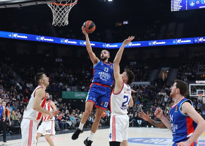  Anadolu Efes Kızılyıldız'ı farklı geçti:89-67