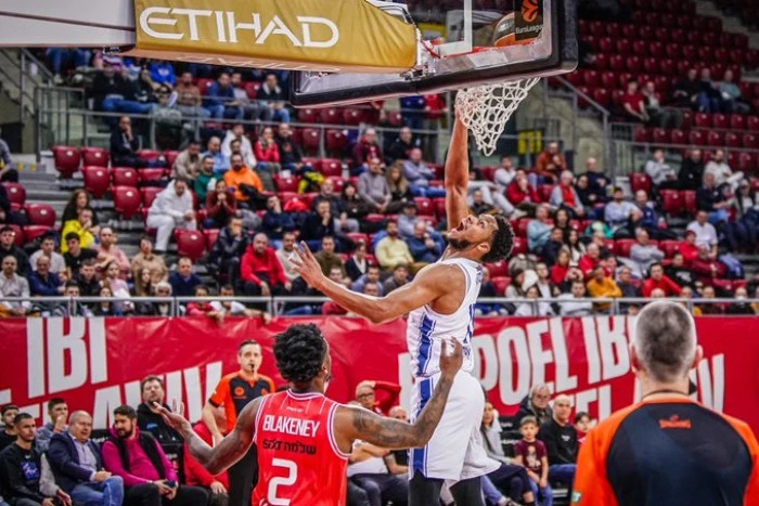 Anadolu Efes  k&ouml;t&uuml; gidişata dur diyemedi:66-71