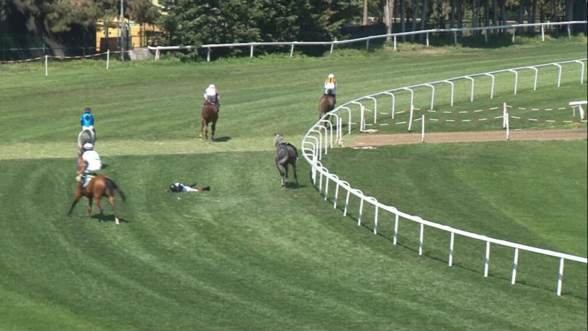 Attan d&uuml;şen Jokey Mertcan &Ccedil;elik, yaşam savaşı veriyor
