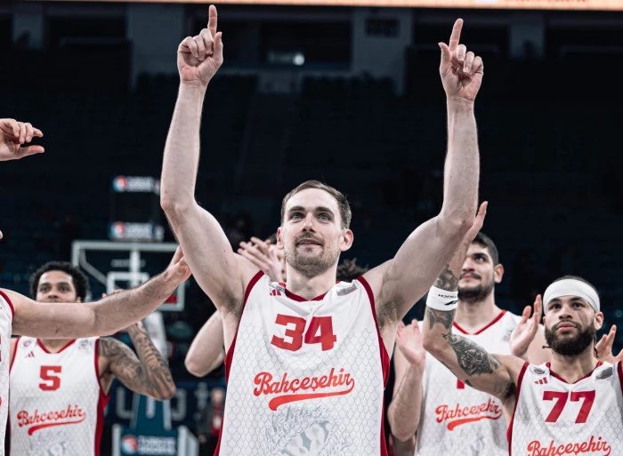 Bah&ccedil;eşehir Koleji, Anadolu Efes'i devirdi:85-76