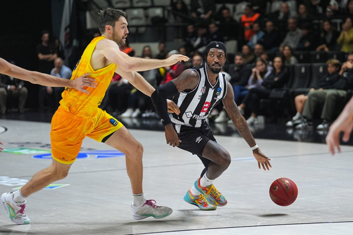 Beşiktaş  son periyotta yıkıldı:74-76