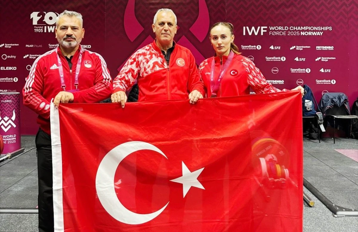 Cansel &Ouml;zkan, D&uuml;nya Halter Şampiyonası'nda Bronz Madalya Kazandı