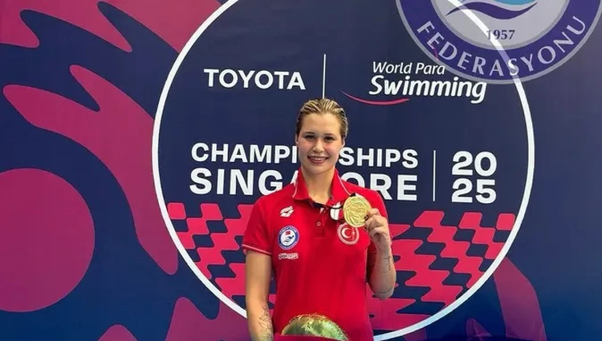 Defne Kurt y&uuml;zmede d&uuml;nya şampiyonu