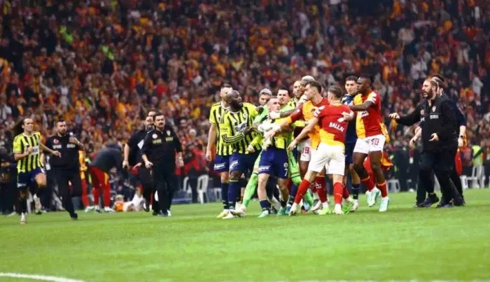 Fenerbah&ccedil;e deplasmanda Galatasaray'a yenildi:1-2