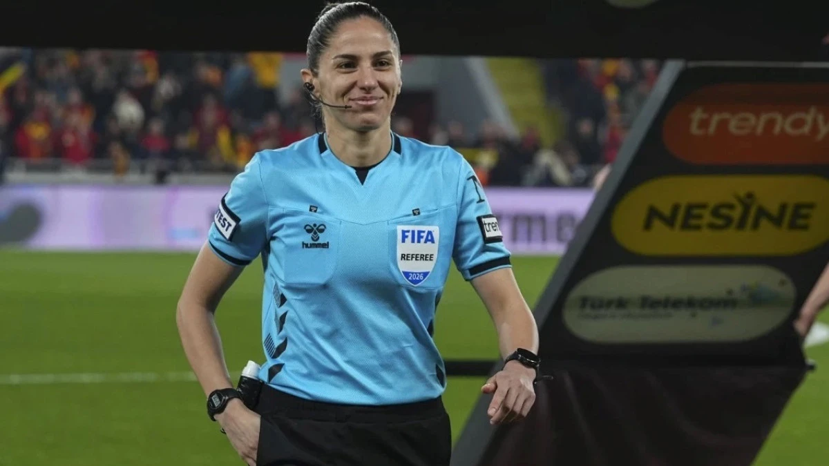 S&uuml;per Lig&rsquo;de 22 yıl sonra kadın hakem  Asen Albayrak  d&uuml;d&uuml;k &ccedil;aldı